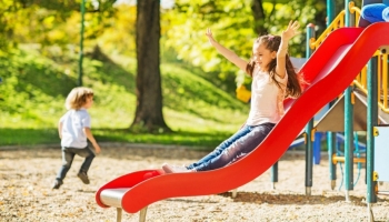 Scivoli da giardino per bambini: divertimento e crescita all’aperto