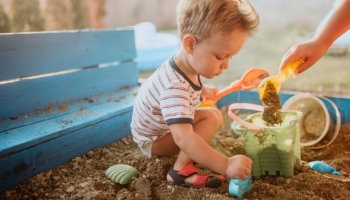 Sabbiera in plastica: il gioco sensoriale ideale per i più piccoli