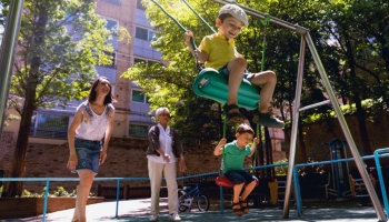 Sicurezza nei parchi gioco: norme, materiali e buone pratiche