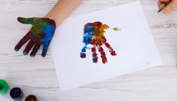 Impronte bimbi fai da te: idee creative per ricordi indelebili