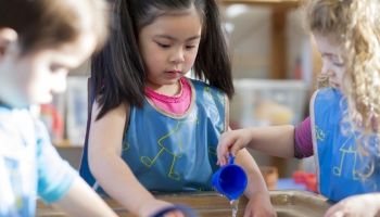 L'elemento acqua al nido: scopri i benefici per lo sviluppo del bambino