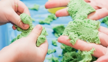 Sabbia cinetica: il gioco creativo e sicuro per i tuoi bambini