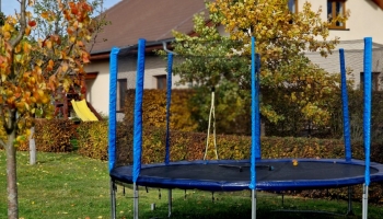Trampolini per saltare: benefici e sicurezza per i tuoi bimbi